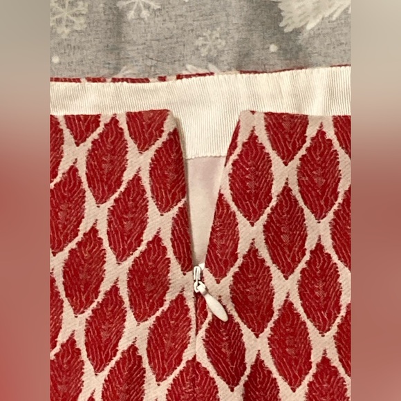 Ann Taylor patterned red and white mini skirt zipper in back size 0 - Picture 2 of 3
